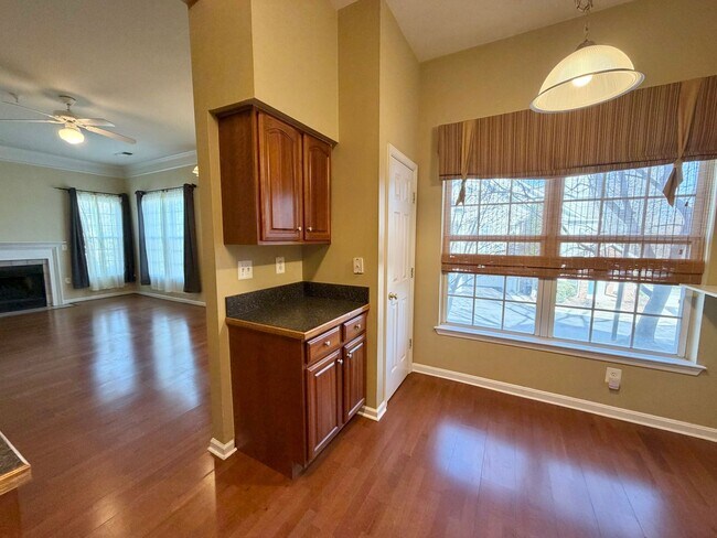 Building Photo - 810 Beverley Dr