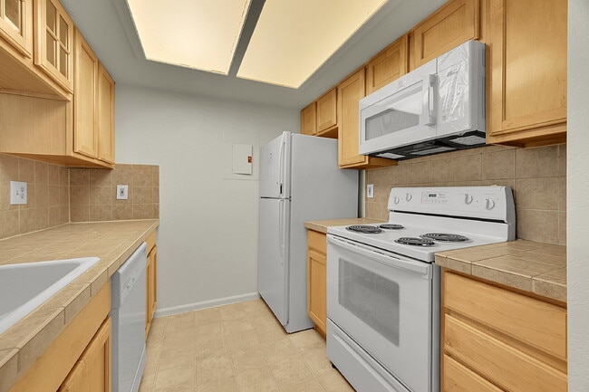 Building Photo - $1,495.95 with $300 off the first month's rent, 1 Bed, 1 Bath Condo in Englewood with Cozy Firepl...