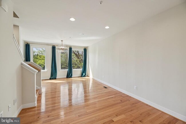 Building Photo - 5627 45th Ave