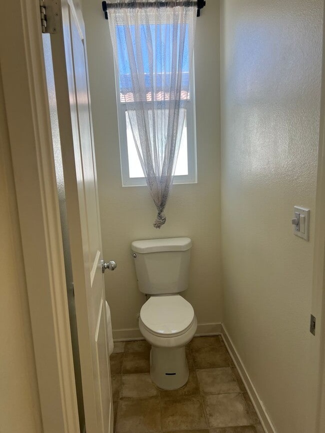 Building Photo - 3 Bedroom Plus Bonus Room Single Family Ho...