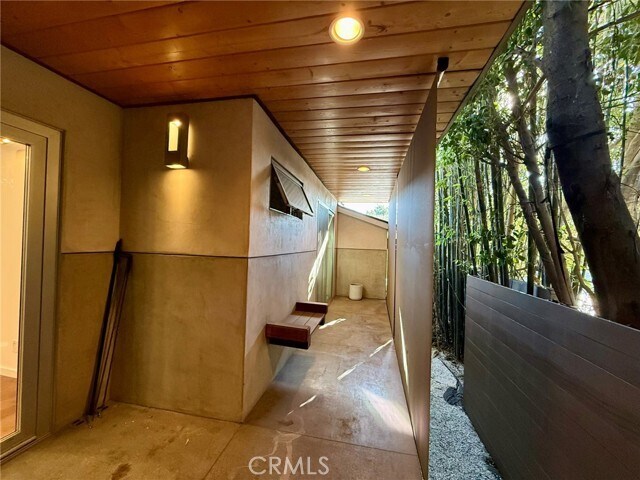 Building Photo - 2302 Oakwood Ave