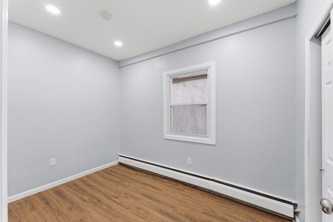 Building Photo - 16 W 10th St