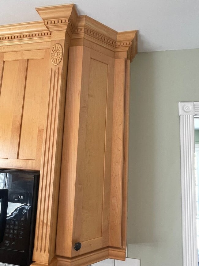 Building Photo - Stunning 3 bedroom/ 2 bath Victorian 2 sto...
