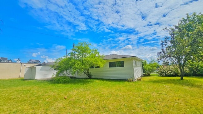 Building Photo - 4 Bed 1.5 Bath Single Family Home in Renton