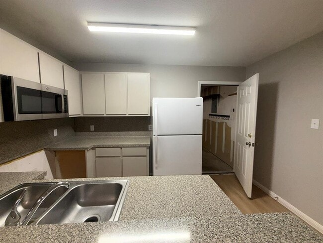 Building Photo - 2906 Kestrel Dr
