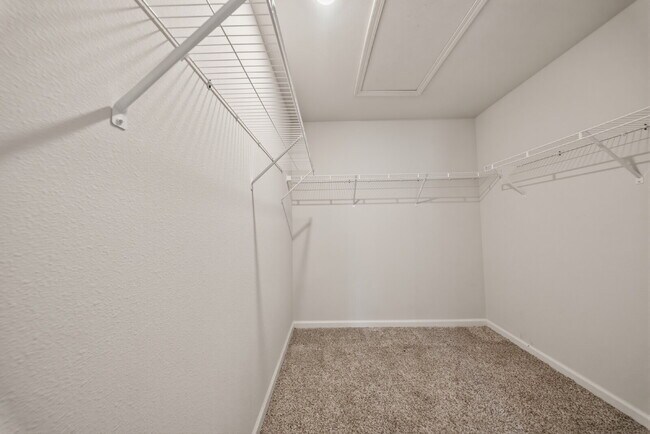 Building Photo - Huge 4 bedroom 2 bathroom home in Southwood