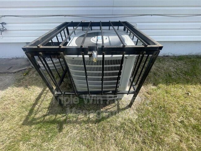 Building Photo - 1105 S Waterford Dr