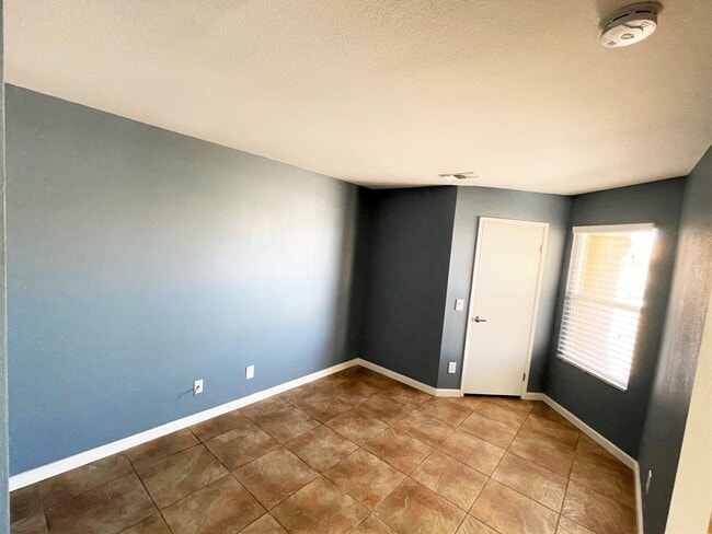 Building Photo - 3+ bedroom, 2 bath pool and spa home