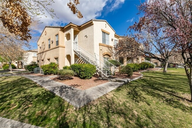 Building Photo - 3400 Cabana Dr