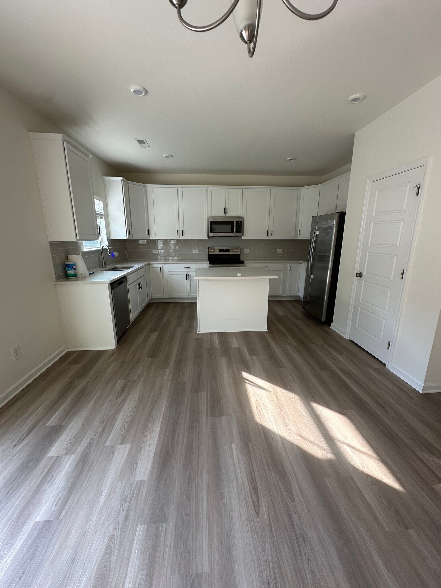 Building Photo - 423 Bassett Ln