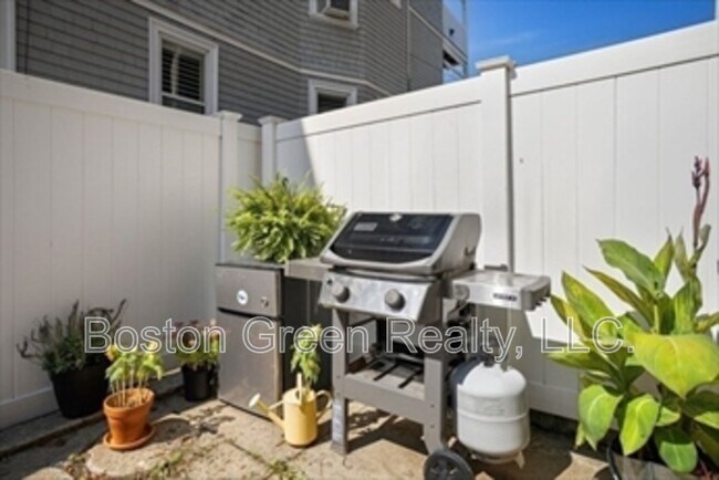 Building Photo - 181 M St