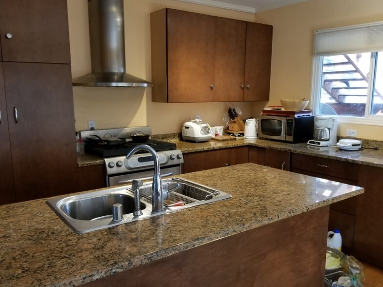 Kitchen - 2612 Franklin Ave E