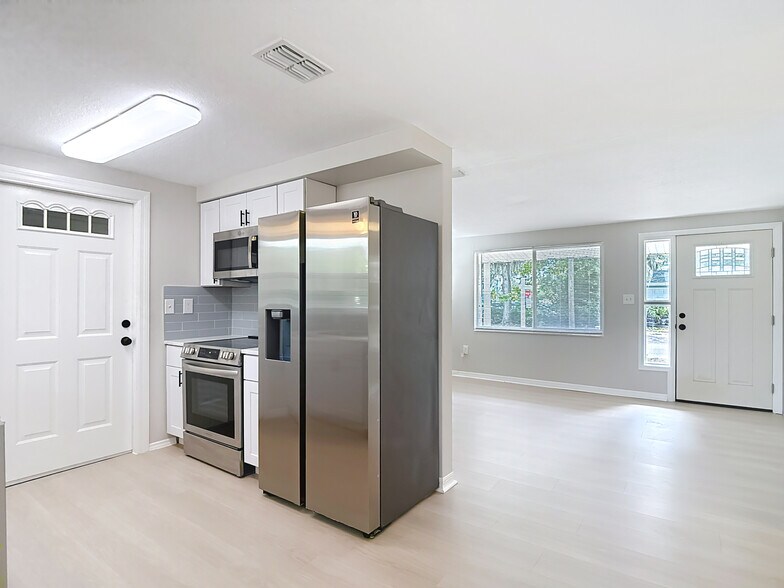 Building Photo - 5711 Pine St