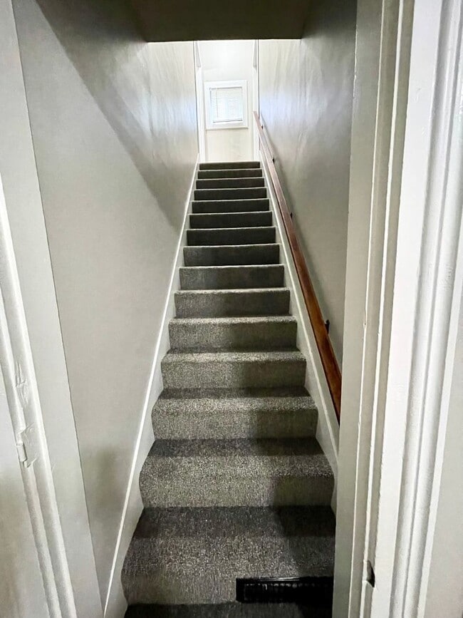 Building Photo - 650 W Ash St