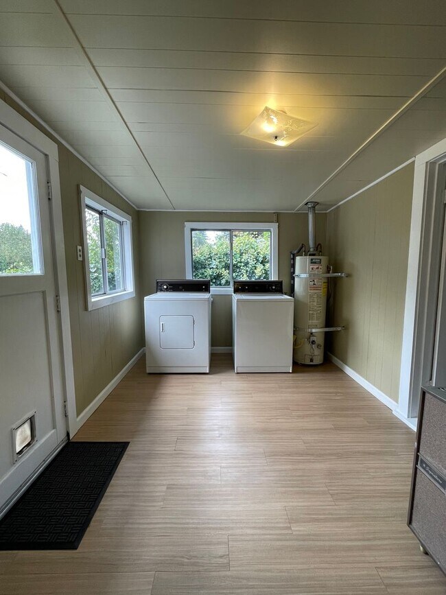 Building Photo - Cozy Bayside Cottage Tier 2