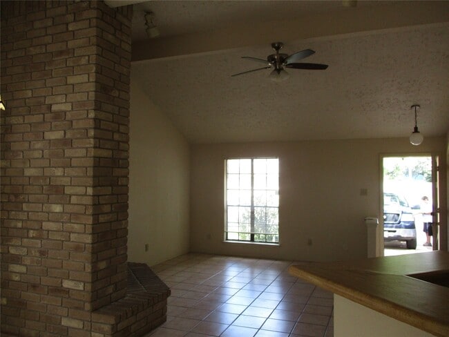 Building Photo - 19947 Mountain Dale Dr