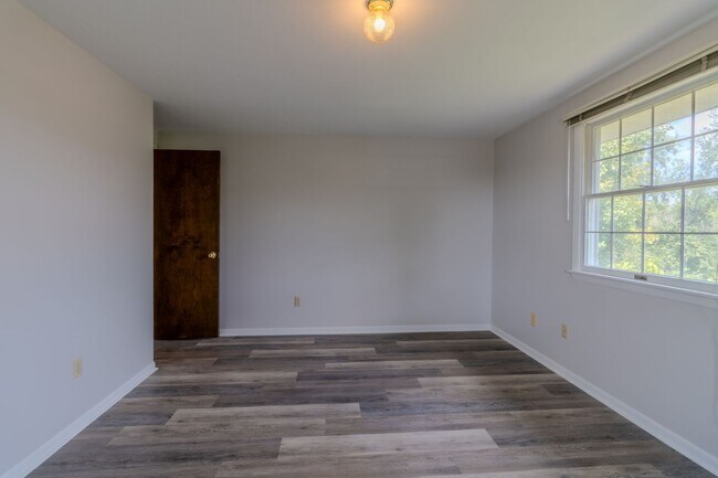 Building Photo - Price Improvement! Sweet Serene Silver Lake