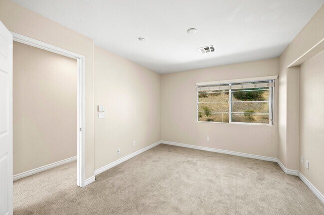 Building Photo - Mission Valley 3 Bedroom Townhome at Escal...