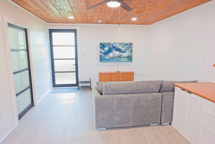 Building Photo - 2828 Dow St