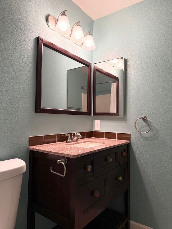 Building Photo - Beautiful 3-Bedroom Condo with Private Out...