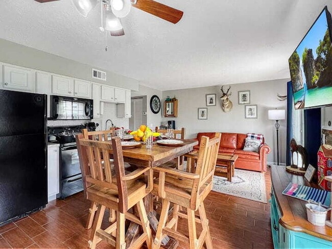 Building Photo - Adorable 1BR - Ground Entry Available FULLY FURNISHED