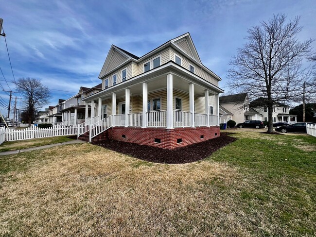 Building Photo - Beautiful Colonial-style home located in t...