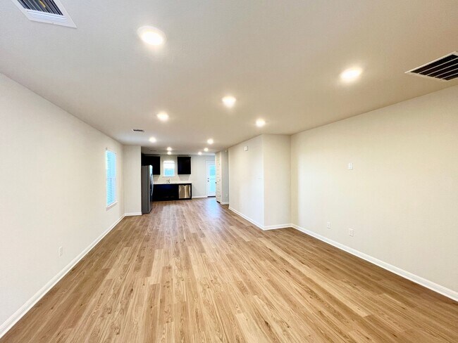 Building Photo - ~Move In Special~ 3 bedroom, 2 bath home for lease