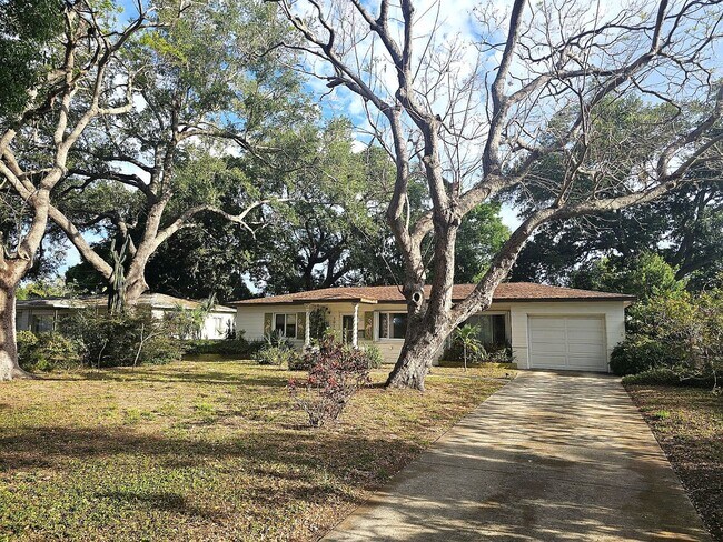 Building Photo - Lake Pasadena - Charming 2 Bedroom Home with Spacious Yard