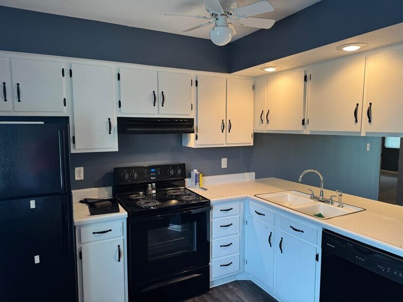 Kitchen - 2275 N Cable Rd