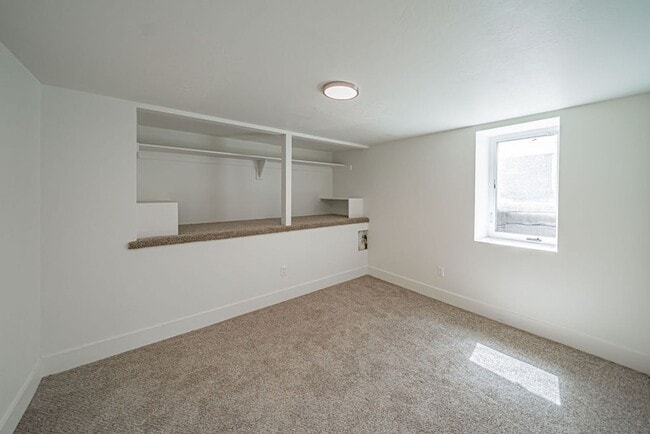 Building Photo - Lower unit renovated property near ISU.