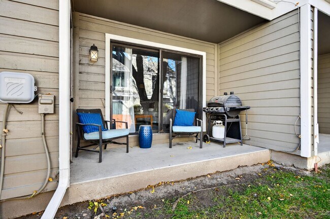 Building Photo - Two Bedroom Townhome W/ Garage!