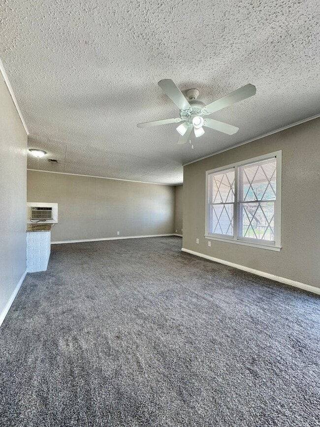 Building Photo - COMING APRIL 2026!! 2 Bedroom/1 Bathroom!!