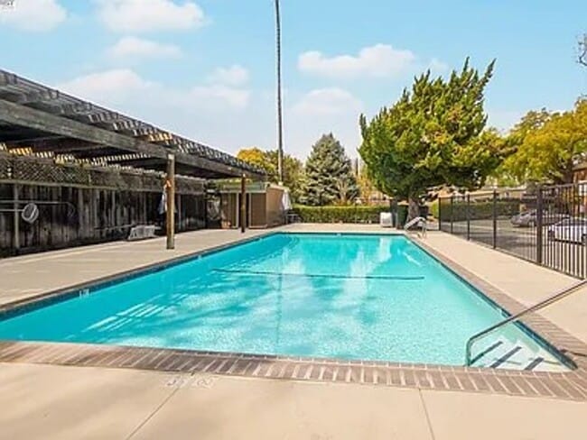 Building Photo - Charming 2-Bedroom Condo in Prime Walnut C...