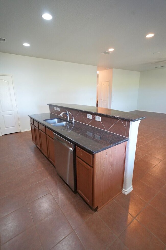 Building Photo - Great 4 Bedroom Home Now Available in Cibo...