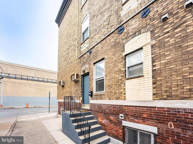 Building Photo - 1327 Snyder Ave