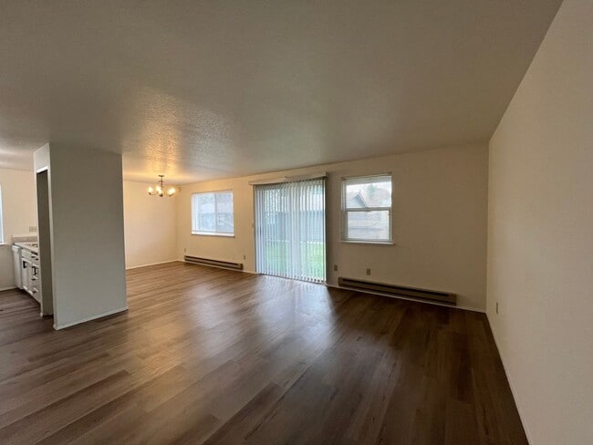 Building Photo - Conveniently Located 2 Bedroom in a Fourplex Unit