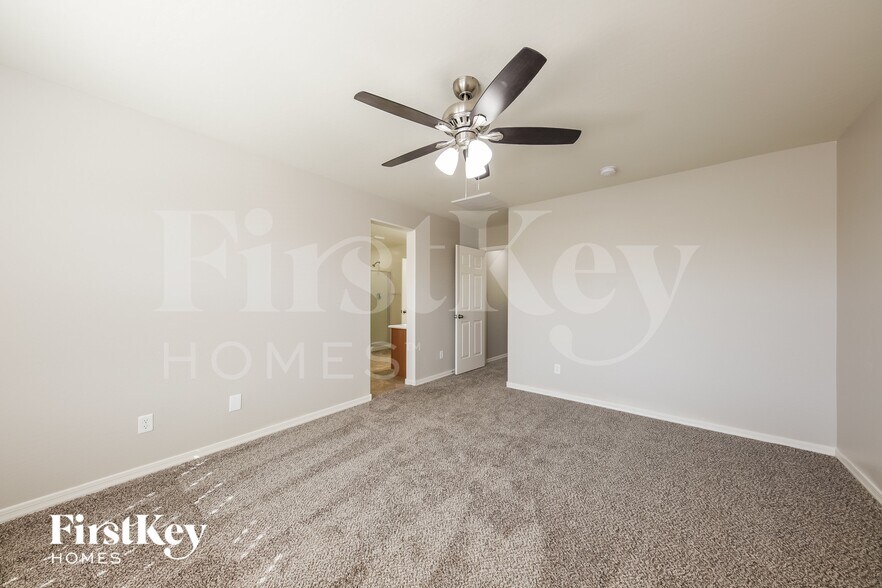 Building Photo - 11028 E Silver Springs Ave