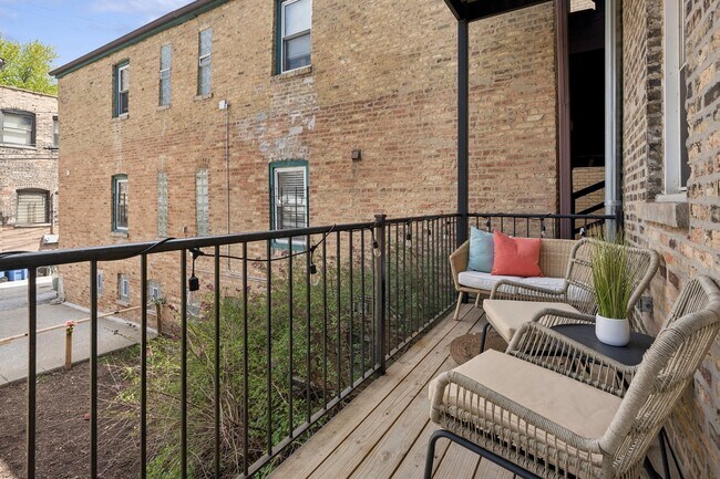 Building Photo - 1428 W Walton St