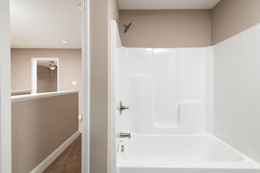 bathroom upstaors - 1636 Silver Spur Ln