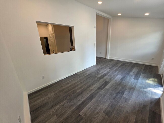 Building Photo - Newly Renovated 3 Bedroom Apartment - Poug...