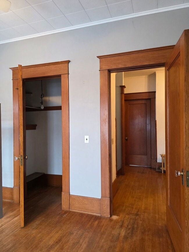 Building Photo - Large Home in Bowling Green