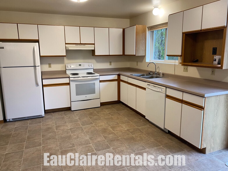 Kitchen - 2265 Frank St