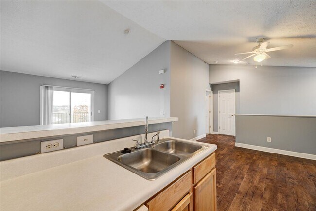 Building Photo - 3 bedroom 2 Bath Large Apartment Home $1,569/mo Rent