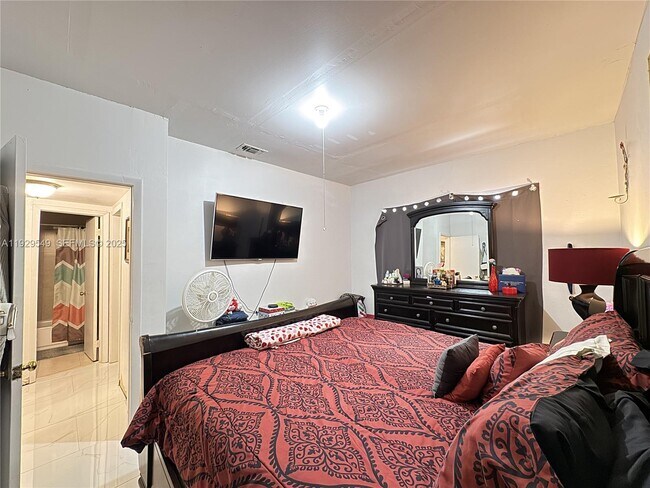 Building Photo - 343 W 42nd St