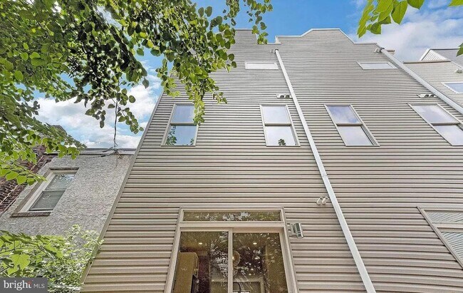Building Photo - 1439 S Taylor St