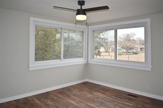 Building Photo - Beautiful 4 bed/2 bath available after 7/1...