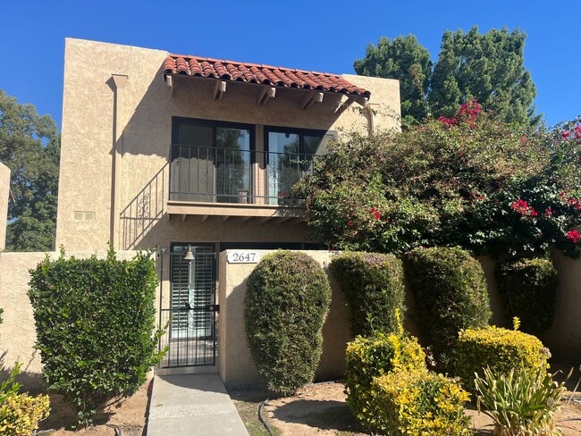 Building Photo - Spacious 3 Bedroom, 2.5 Bath Condo in a Be...