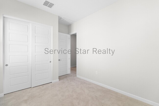 Building Photo - 5062 E Hartford Ave