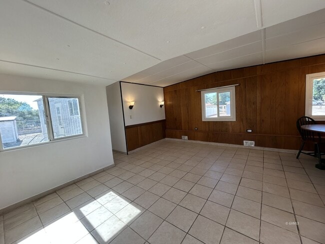 Building Photo - 2060 S Nelson Dr