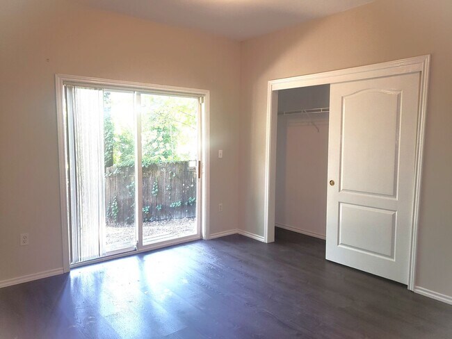 Building Photo - Large 3-bed Townhouse in Terwilliger South